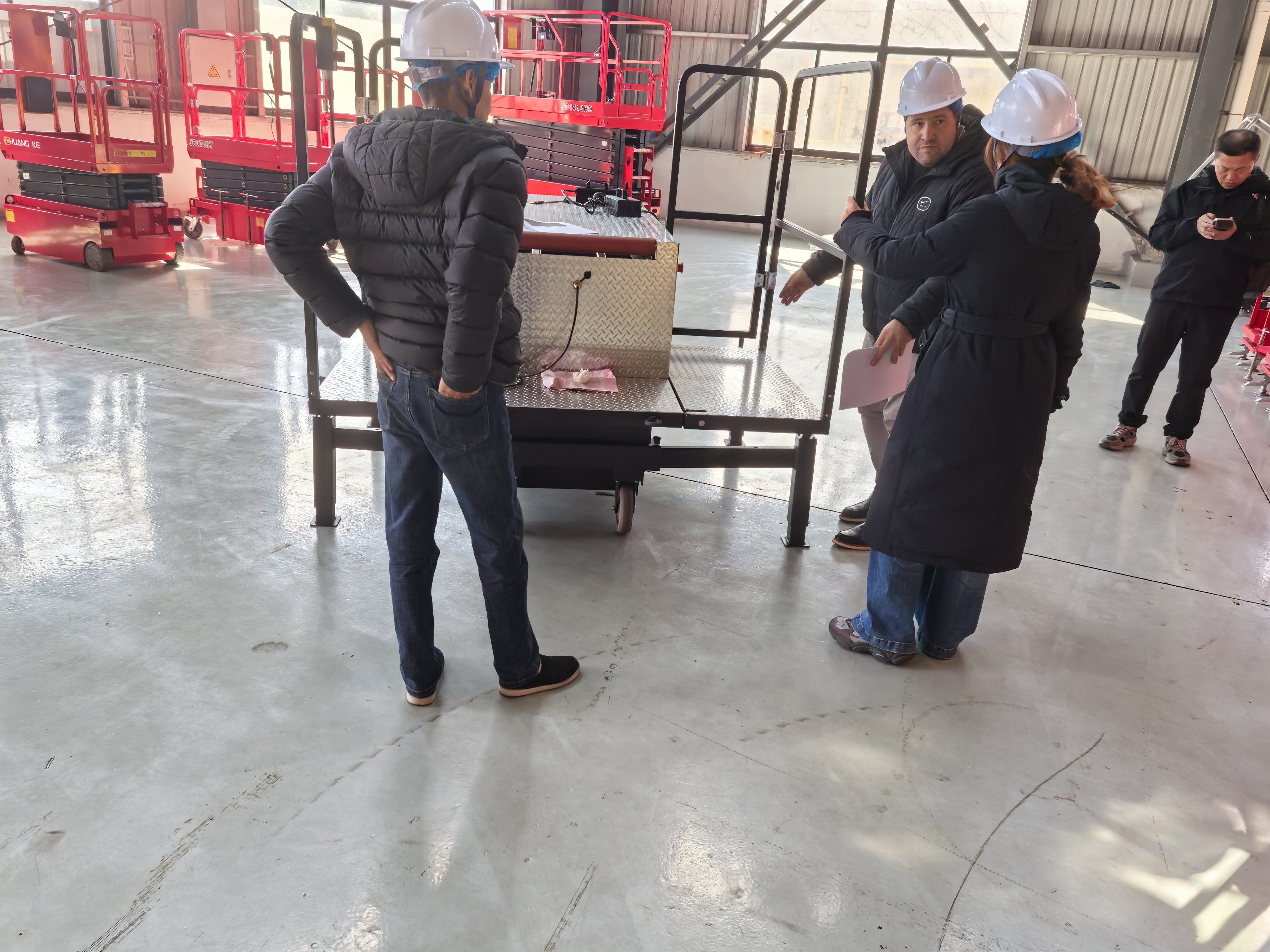 Bumisita ang mga Kliyente ng Brazil sa Zhejiang Wizplus Smart Equipment Ltd. upang Gabayan ang Customized Lift Production