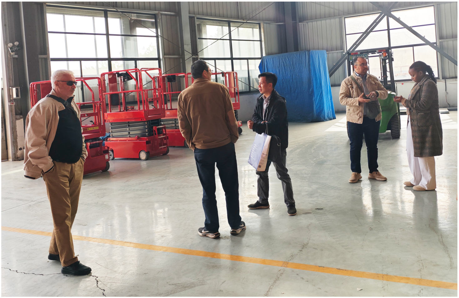 Isang Algerian Client Delegation ang Bumisita sa Zhejiang Wizplus Smart Equipment Ltd at Nagpupuri para sa kaligtasan at mga advanced na teknolohiya ng mga platform ng elevator